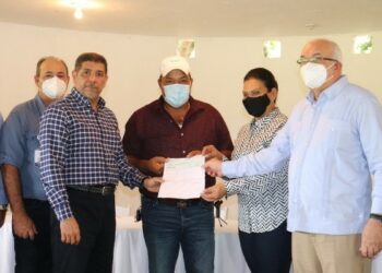 Gobierno entrega RD$57.9 millones a porcicultores de Espaillat afectados por peste porcina