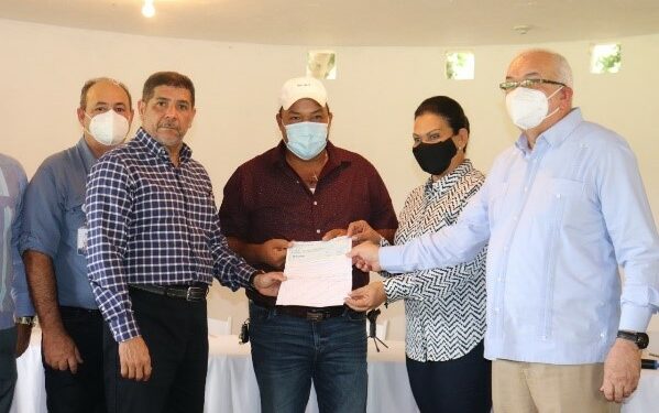 Gobierno entrega RD$57.9 millones a porcicultores de Espaillat afectados por peste porcina