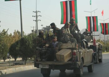 Caos en aeropuerto de Kabul, intentan encaramarse a un avión estadounidense en pleno despegue