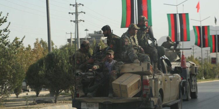 Caos en aeropuerto de Kabul, intentan encaramarse a un avión estadounidense en pleno despegue