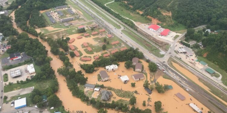 EEUU: Al menos 15 muertos y 30 desaparecidos por una inundación en Tennesse