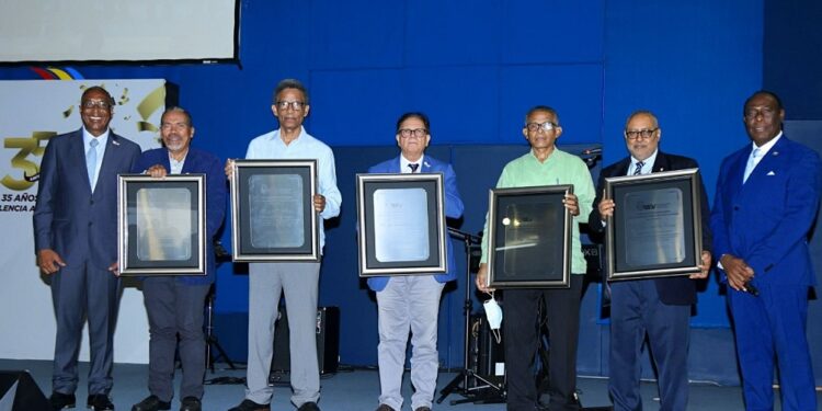 UNEV reconoce a miembros fundadores en 35 años de vida institucional
