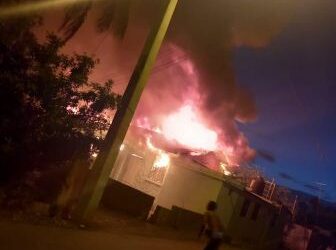 Voraz incendio afecta a más de 10  viviendas en Manzanillo cobrando vida de joven