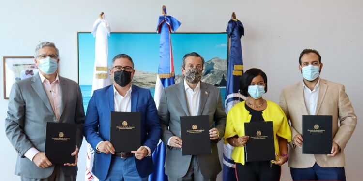 Anuncian acuerdo que pone fin a situaciones medioambientales en el puerto de Barahona