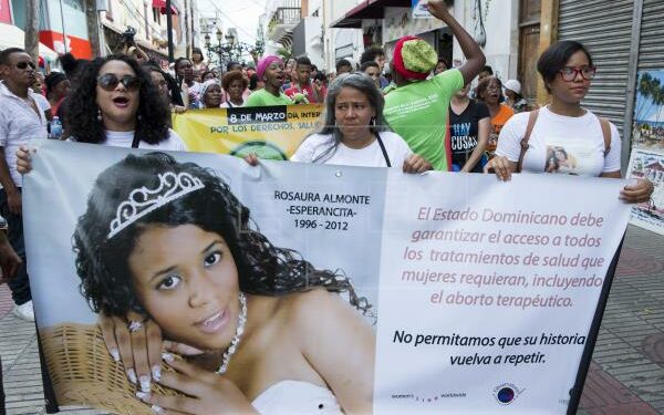 ¿Por qué organizaciones dominicanas se solidarizan hoy con Rosa Hernández la madre de “Esperancita”?