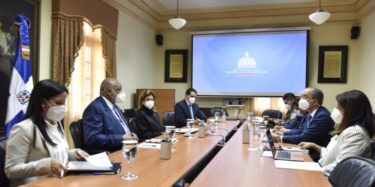 Gobierno dispondrá de un centro de vacunación en centros preuniversitarios y de educación superior