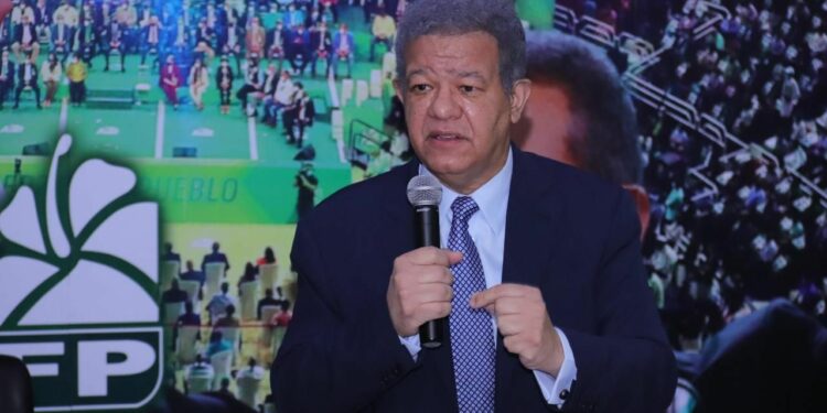 Leonel se cuelga del precio del pollo y el aumento de la deuda para atacar al Gobierno