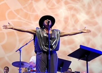 Multitud celebra junto a Milly Quezada la reapertura del Lincoln Center