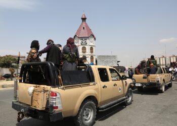 Afganos se congregan alrededor de aeropuerto de Kabul para huir de incertidumbre