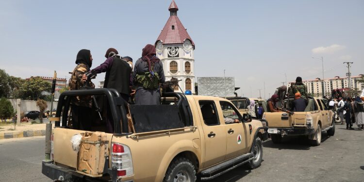 Afganos se congregan alrededor de aeropuerto de Kabul para huir de incertidumbre