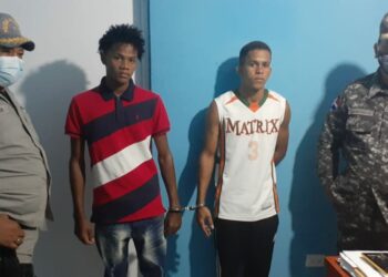 Policía detiene a dos jóvenes por transitar desnudos en motocicletas