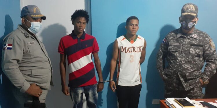 Policía detiene a dos jóvenes por transitar desnudos en motocicletas