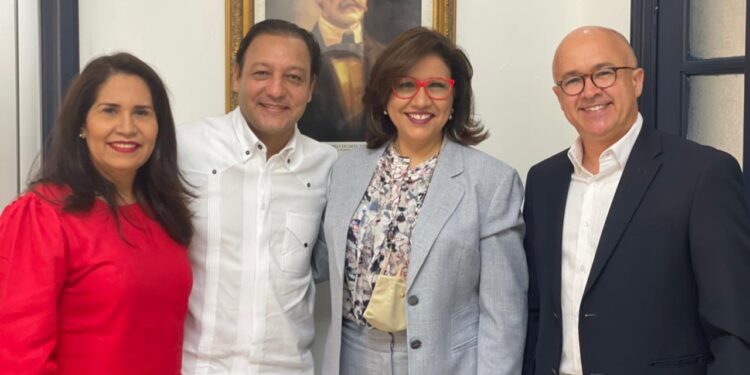 Danilo Medina encabeza encuentro con aspirantes del PLD