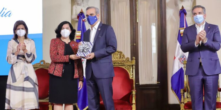Presidente Abinader encabeza acto del Día de la Biblia