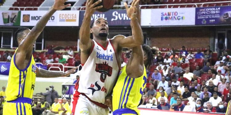 Leones derrotan a Metros y están a un paso de la final