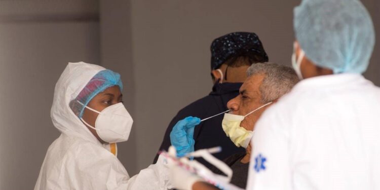 Siguen bajos casos diarios Covid; reportan 215 y una sola defunción