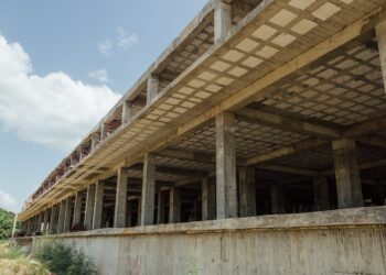 Raquel Peña supervisa hospital en construcción en SFM