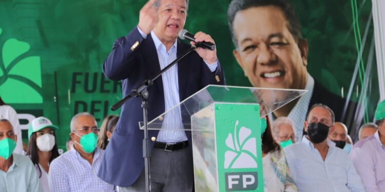 Leonel Fernández recorre provincia Duarte