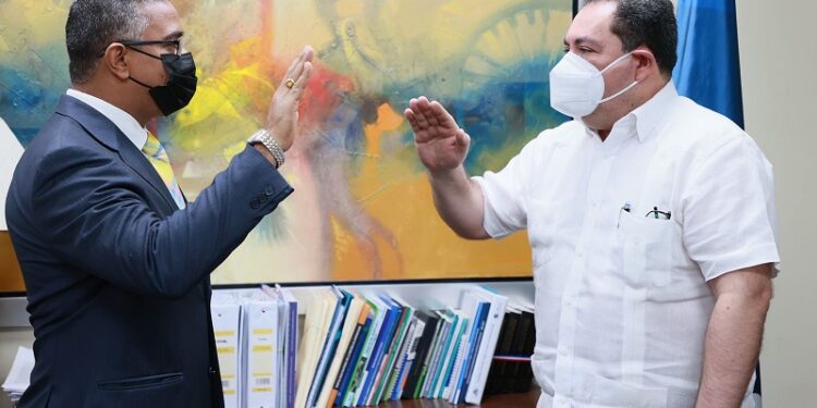 Juramentan nuevos directores Regional de Salud del Valle y del Hospital Traumatológico Profesor Juan Bosch