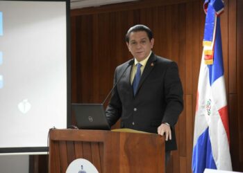 Ministro de Salud exhorta al CMD a suspender paro laboral contra ARS