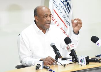 Ministro Almonte responde: Gobierno no ha dispuesto aumento tarifa eléctrica