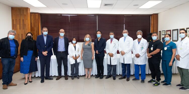 Realizan primer trasplante hepático pediátrico exitoso de donante vivo a vivo en RD