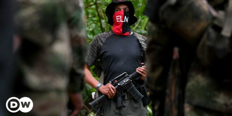 Mueren dos comandantes del ELN, y tres guerrilleros heridos, durante bombardeo del Ejército de Colombia