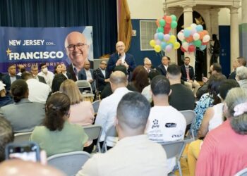 Domínguez Brito propone exonerar servicios consulares a dominicanos en el exterior