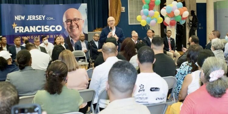 Domínguez Brito propone exonerar servicios consulares a dominicanos en el exterior