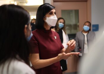 Primera Dama y NYC Health + Hospitals firman acuerdo