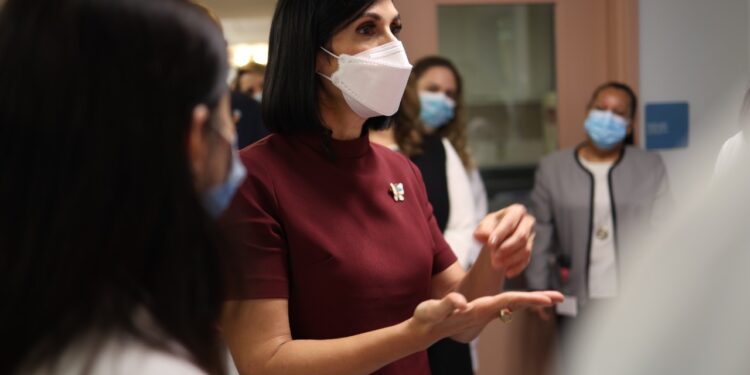 Primera Dama y NYC Health + Hospitals firman acuerdo