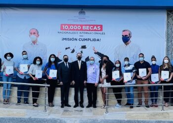 Ministro García Fermín despide a 18 becarios que estudiarán en universidades de Francia