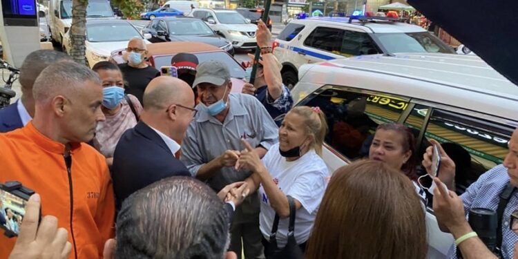 Piquete y contrapiquete por presencia de Domínguez Brito en NY