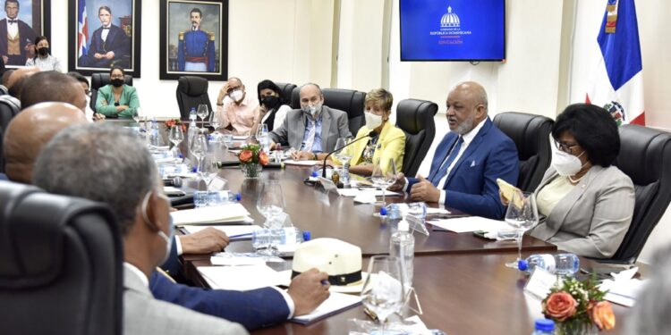 Los temas que trató el ministro Fulcar con la comisión Especial de Educación del Senado