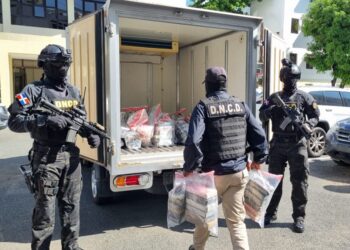 Apresan tres tras ocuparles 182 paquetes presumiblemente cocaína en Barahona