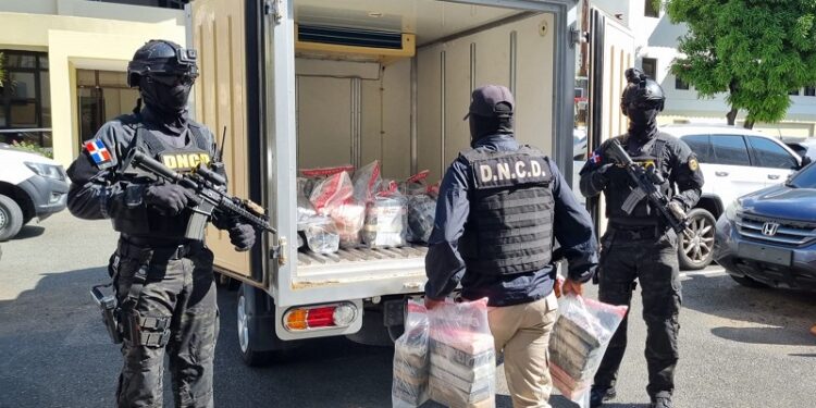Apresan tres tras ocuparles 182 paquetes presumiblemente cocaína en Barahona