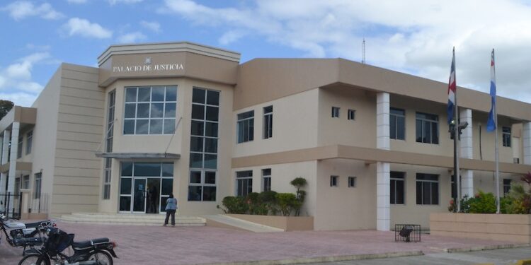 Incendio paraliza labores Palacio de Justicia Monseñor Nouel