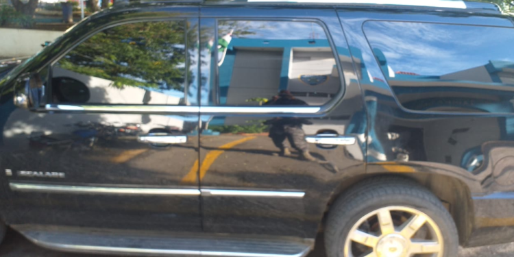 PN apresa hombre con un fusil , una pistola y US$2,187 dólares.