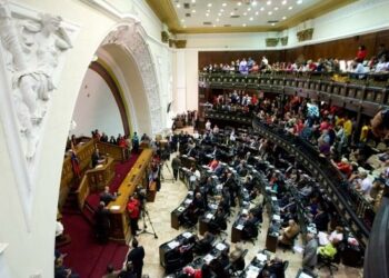 La Asamblea Nacional de Venezuela declara "inválidos" los acuerdos que no reconocieron a Maduro