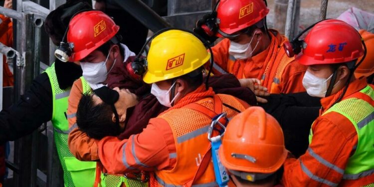 Declaran muertos a los 19 mineros atrapados en mina de carbón en China