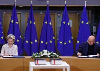 Las acusaciones de la UE contra Biden tras la alianza con Australia y RU