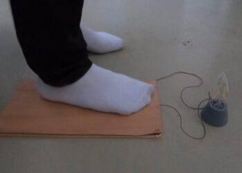 Desarrollan un dispositivo que permite generar energía pisando sobre suelos de madera