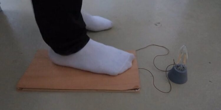 Desarrollan un dispositivo que permite generar energía pisando sobre suelos de madera