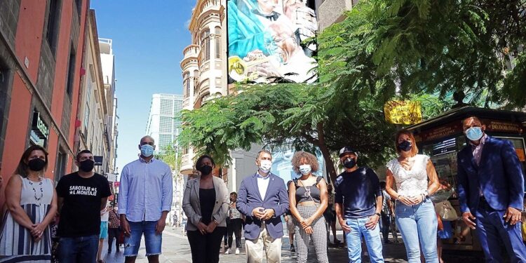 Un mural gigante en Santa Cruz de Tenerife homenajea al trompetista dominicano Nilo Caparrosa