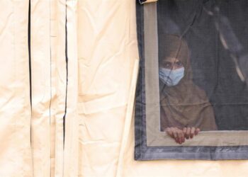 Retoman las clases universitarias en Afganistán con mujeres y hombres separados por una cortina