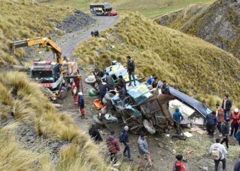Aumentan a 23 los muertos por accidente de un autobús en Bolivia