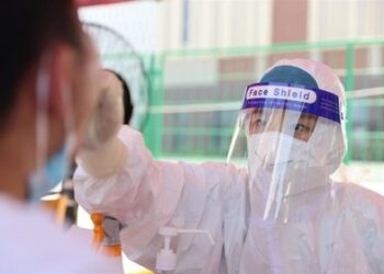 Confinan ciudad China de millones de habitantes por  brote de COVID-19