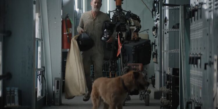 Tom Hanks sobrevive al Apocalipsis con un perro y un robot en Finch