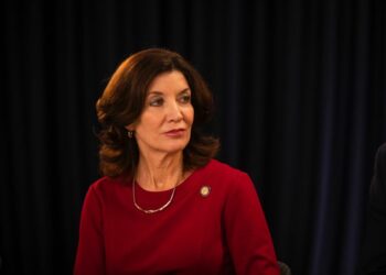 Leyes firmadas por gobernadora NY beneficiarán miles dominicanos