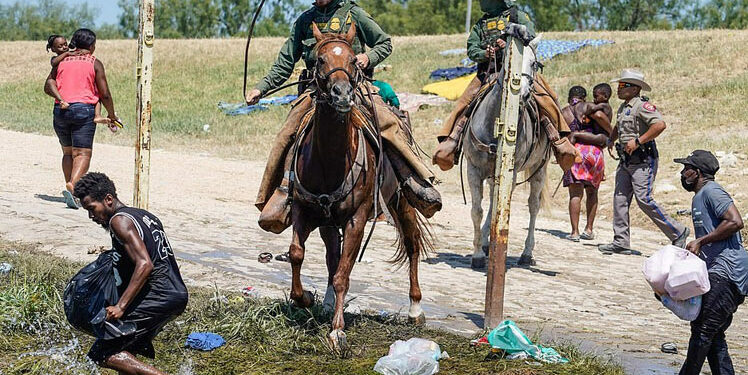 Biden califica de "horrorosas" y "atroces" imágenes de trato dado a haitianos en Texas